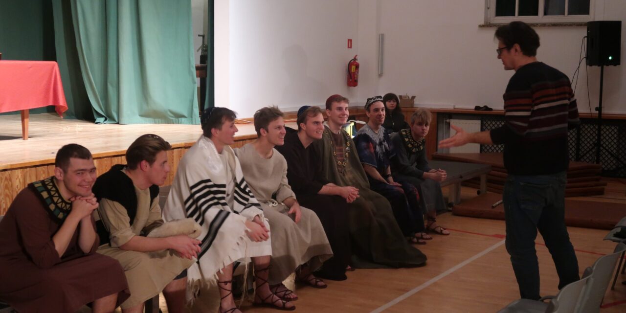 Apostoł Miłości – zaproszenie na spektakl