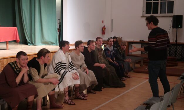 Apostoł Miłości – zaproszenie na spektakl